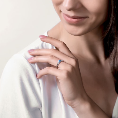 Pierścionek Heart of the Ocean: białe złoto, niebieski szafir